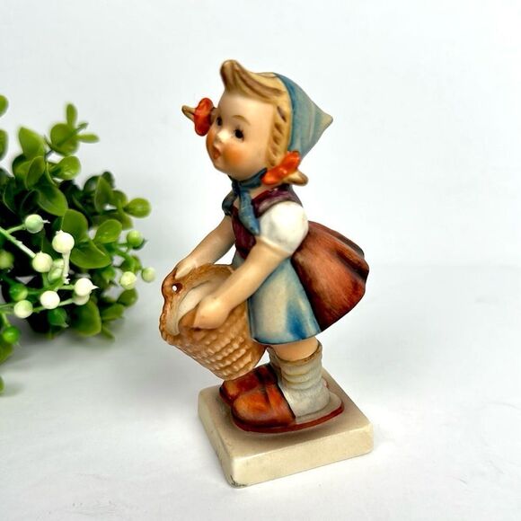 Goebel Hummel “Little Helper" Girl Figurine #73 West Germany Vintage 4” - Picture 3 of 10